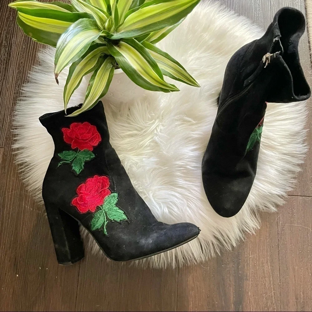 STEVE MADDEN EDITION BLACK SUEDE RED ROSE ANKLE HEEL BOOTIES - Picture 2 of 11